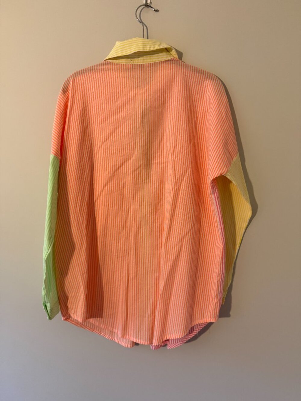 Oversize bright seersucker shirt. - Picture 2 of 3
